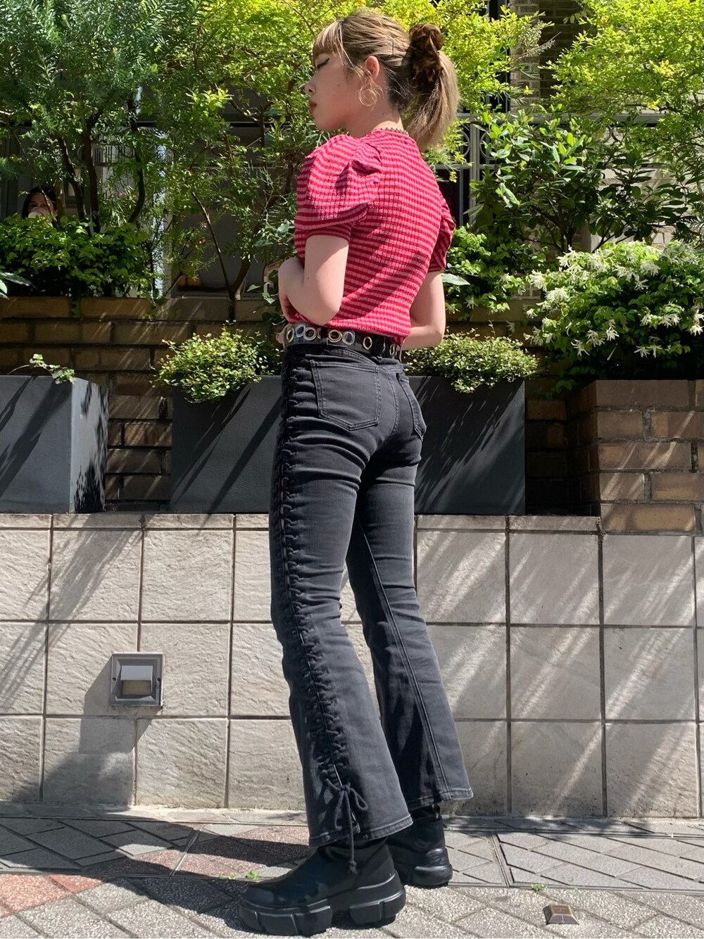 パープル系のニット/セーターを着用したレディースの春コーディネートの2枚目の写真