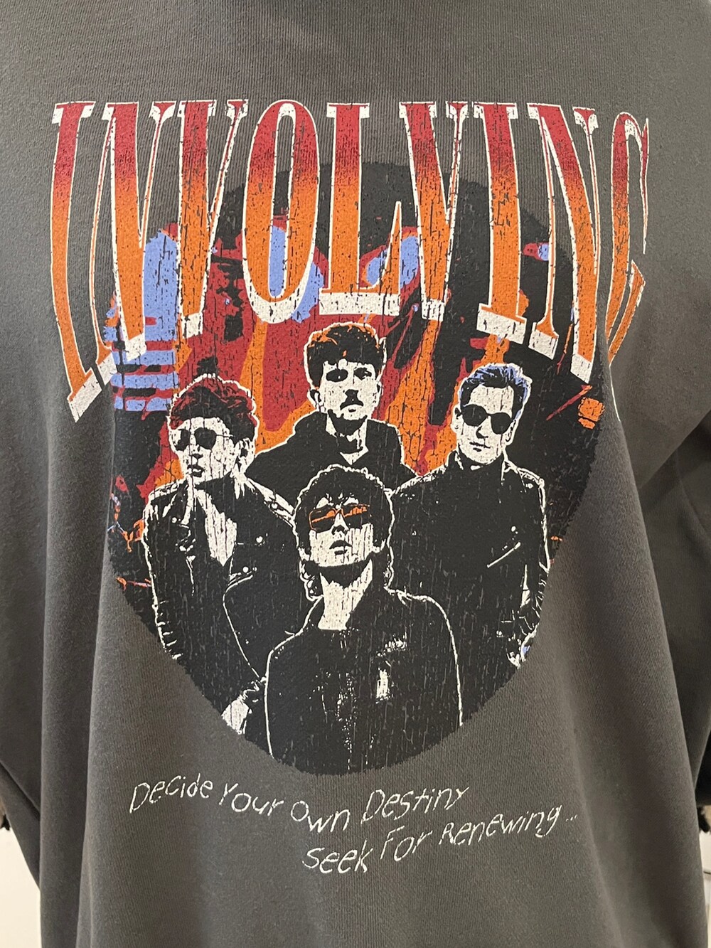 ブルー系のスウェット、ブラウン系のその他パンツ、ホワイト系のブルゾンを着用したレディースの秋コーディネートの7枚目の写真