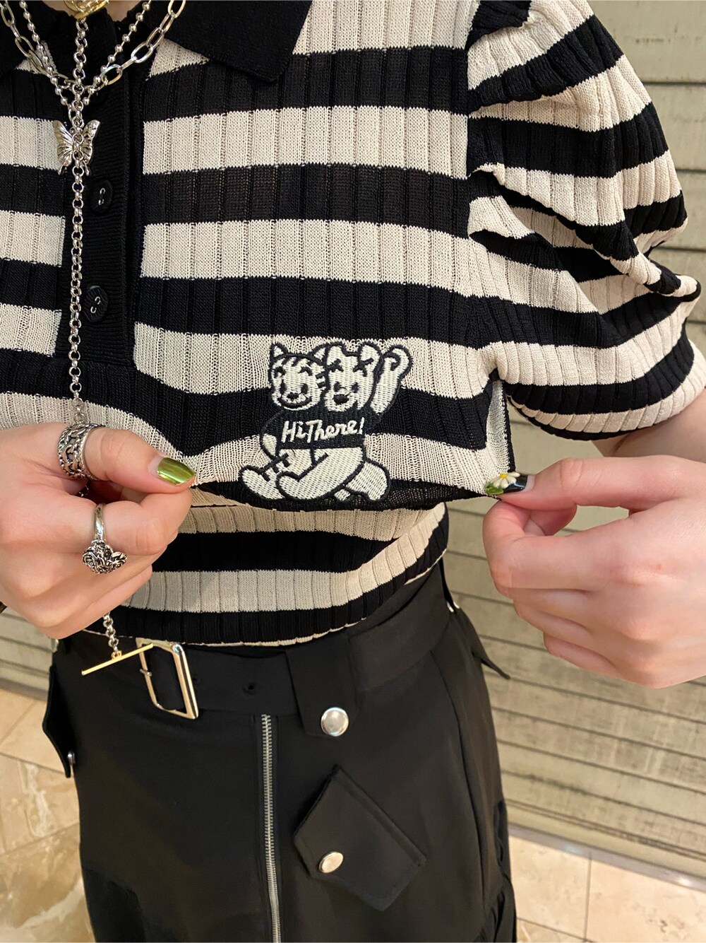 ブラック系のスカート、ブラック系のニット/セーターを着用したレディースの夏コーディネートの6枚目の写真