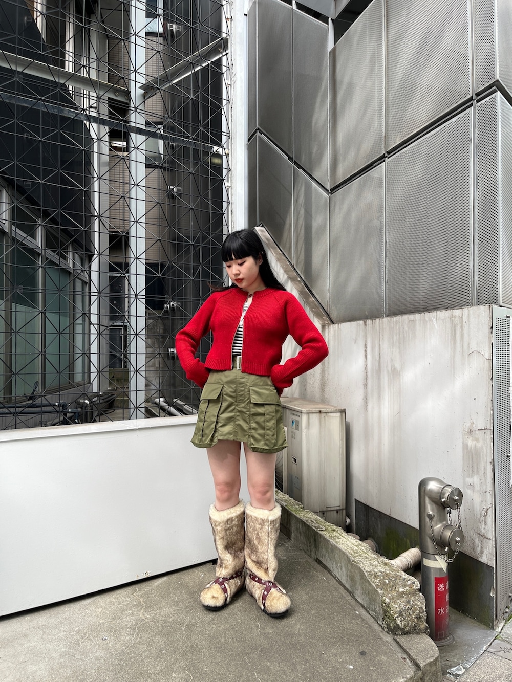 ピンク系のその他パンツ、その他のタンクトップ、ホワイト系のブーツを着用したレディースの夏コーディネートの2枚目の写真