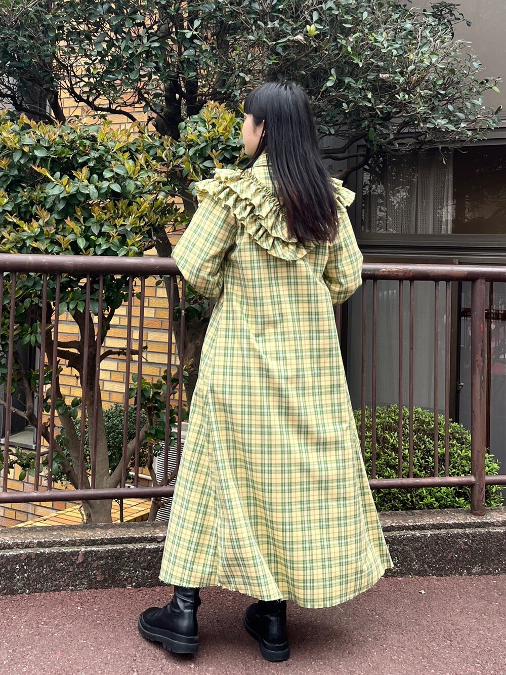 ブルー系のデニムパンツ、イエロー系のワンピース、ピンク系のTシャツ/カットソーを着用したレディースの春コーディネートの5枚目の写真