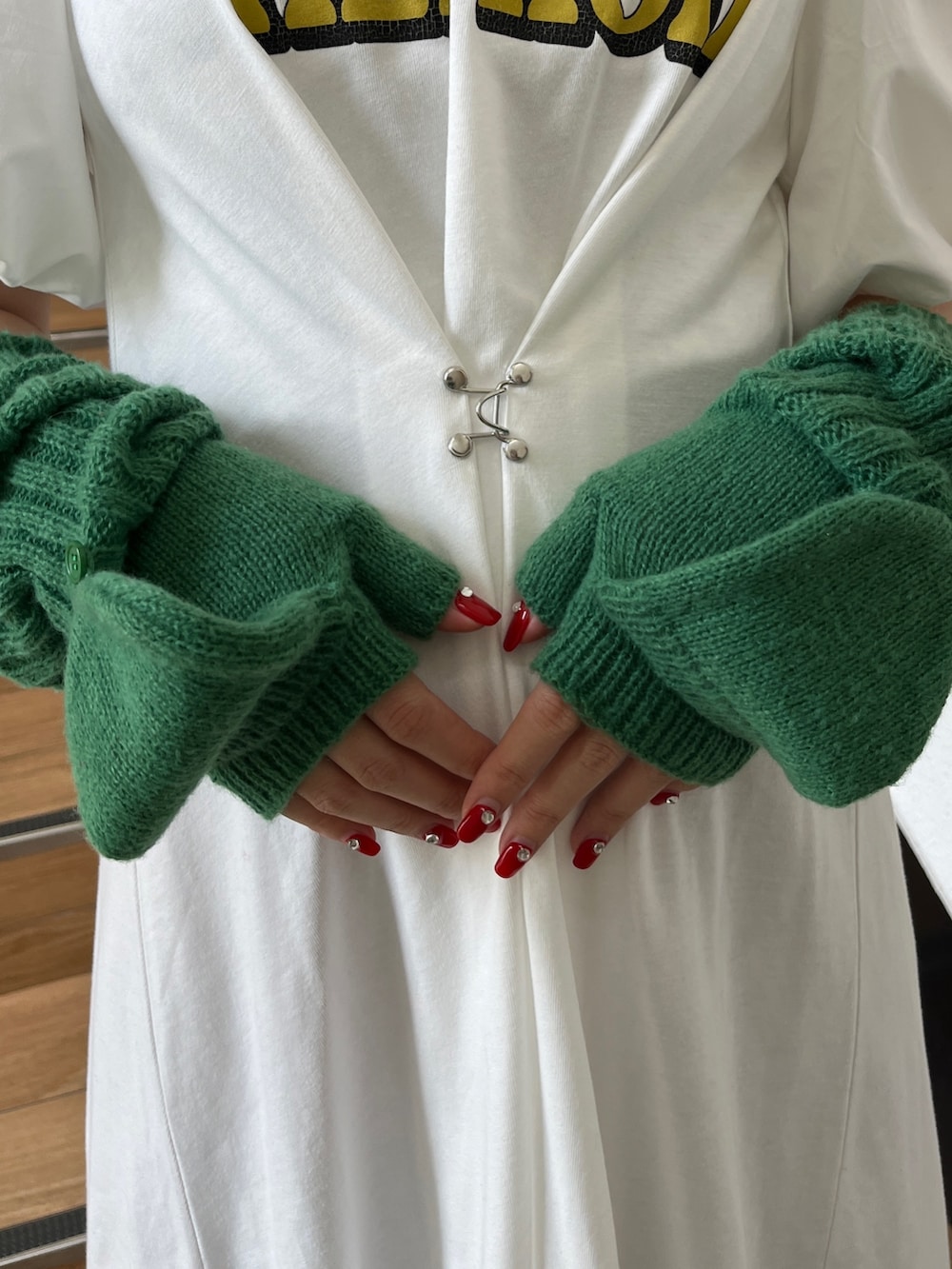 ホワイト系のワンピース、ブラック系のその他シューズ、ブラック系のアームカバーを着用したレディースの秋コーディネートの7枚目の写真