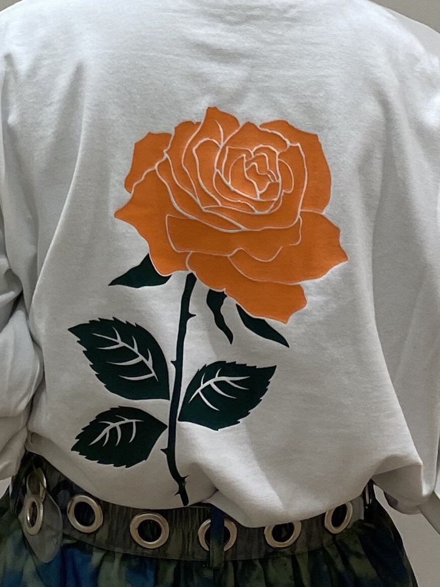 ホワイト系のバックパック/リュック、ホワイト系のTシャツ/カットソーを着用したレディースの春コーディネートの4枚目の写真