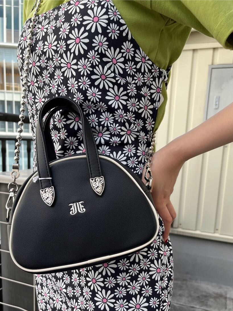 ブラック系のブーツ、グリーン系のTシャツ/カットソー、ブラック系のワンピースを着用したレディースの夏コーディネートの9枚目の写真