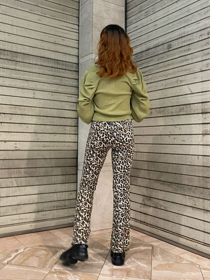 その他のその他パンツ、グリーン系のカーディガン/ボレロを着用したレディースの夏コーディネートの3枚目の写真