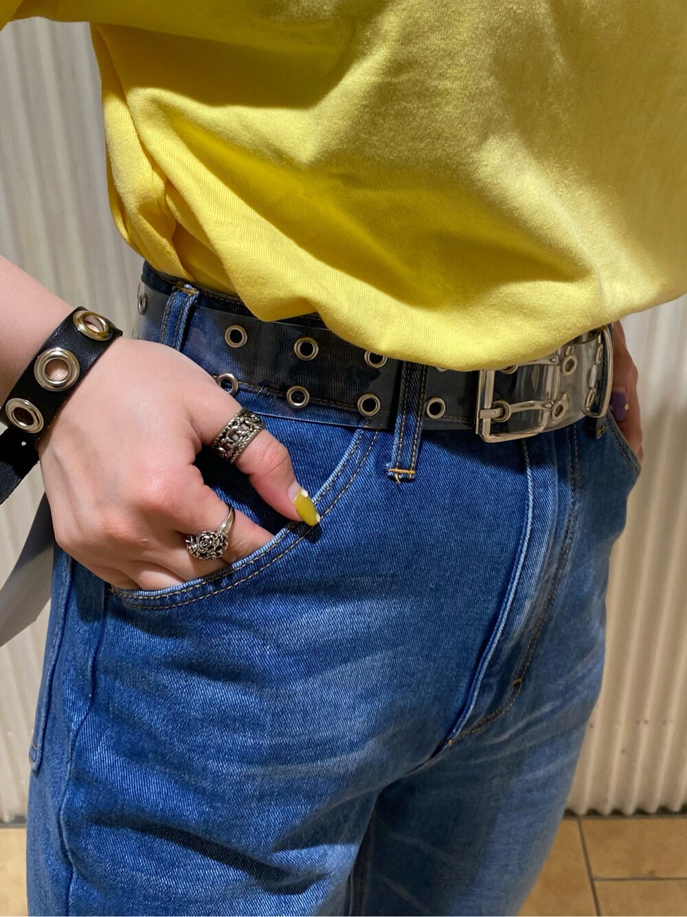 ブルー系のデニムジャケット、ブルー系のデニムパンツ、イエロー系のTシャツ/カットソーを着用したレディースの春コーディネートの6枚目の写真