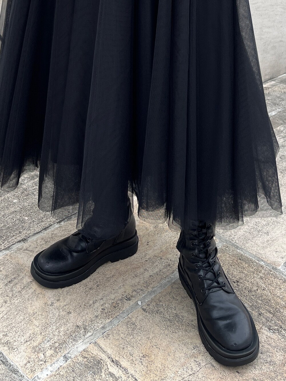 ホワイト系のTシャツ/カットソー、ブラック系のスカート、シルバー系のネックレスを着用したレディースの夏コーディネートの6枚目の写真