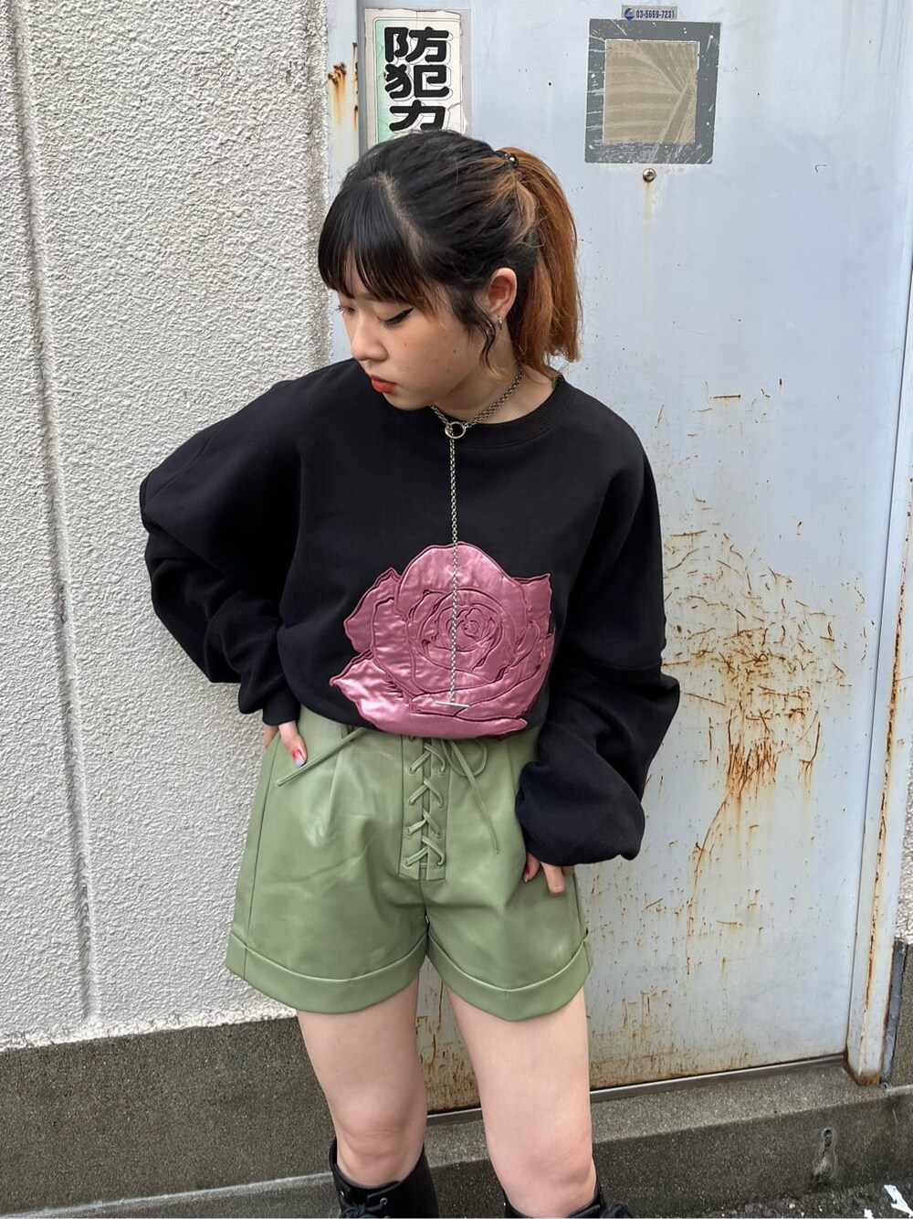 グリーン系のその他パンツ、ブラック系のTシャツ/カットソーを着用したレディースの秋コーディネートの3枚目の写真