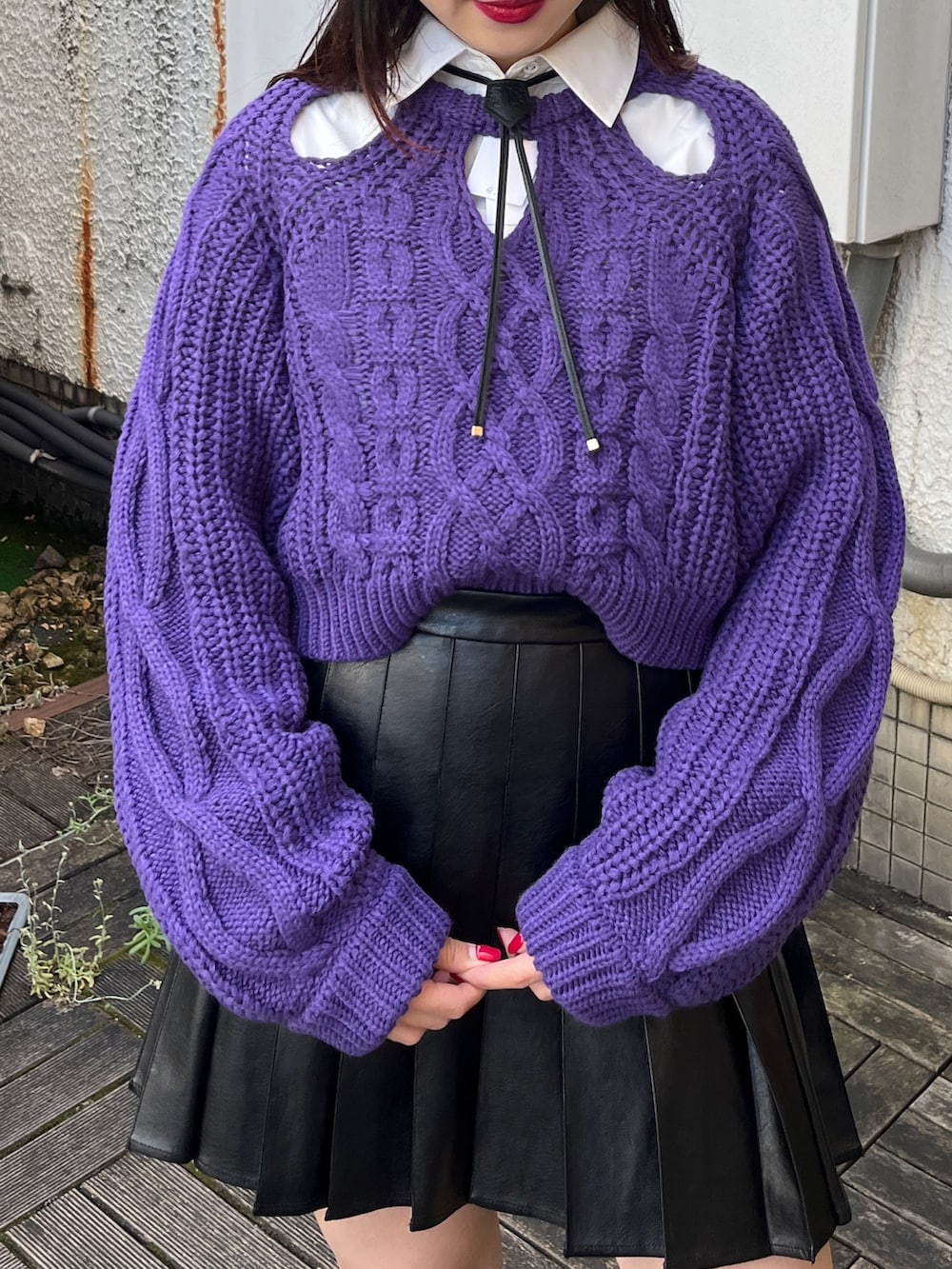 ブラウン系のスカート、ホワイト系のシャツ/ブラウス、グレー系のニット/セーターを着用したレディースの秋コーディネートの4枚目の写真