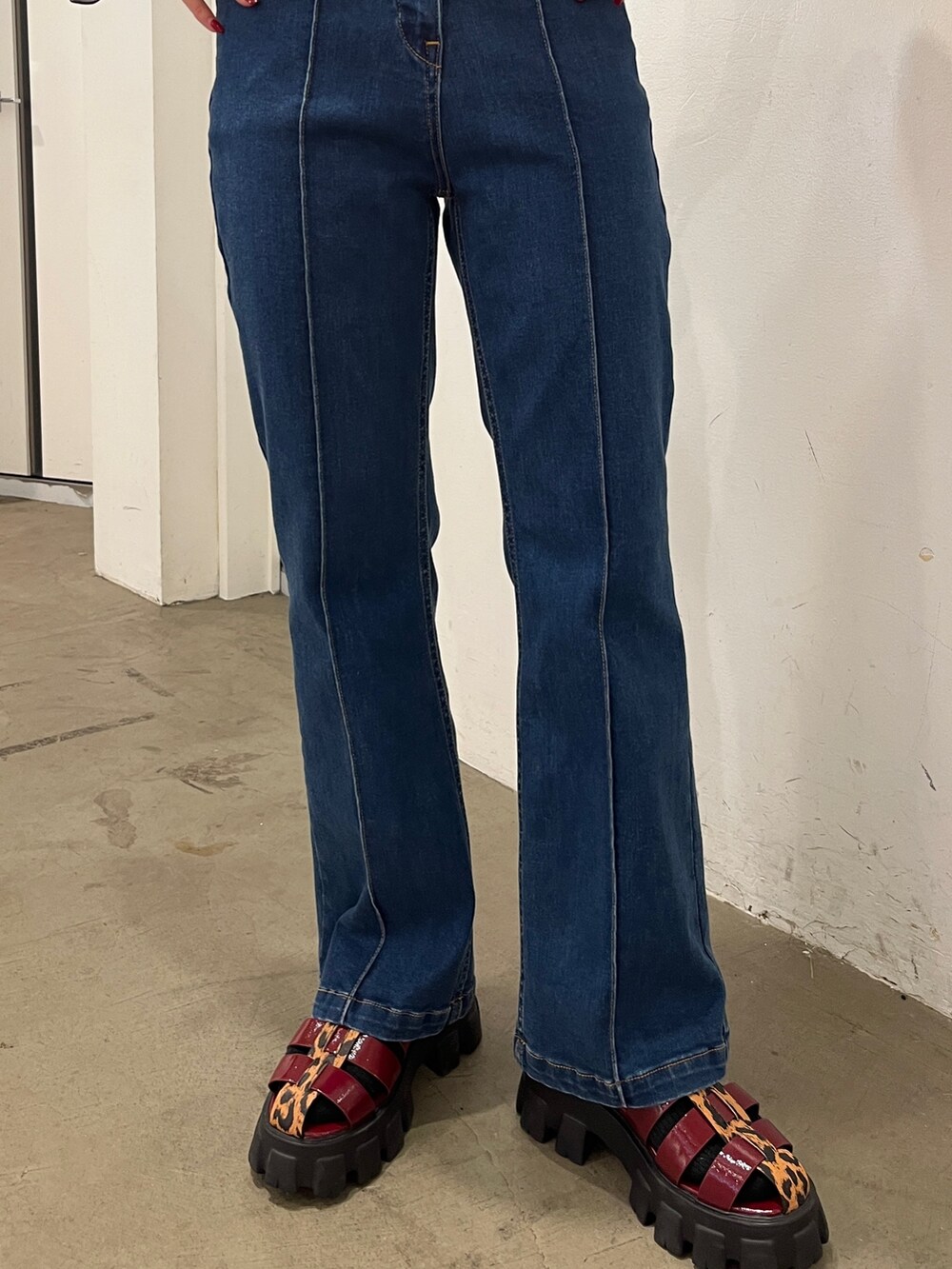 ブルー系のつなぎ/オールインワン、ホワイト系のTシャツ/カットソー、その他のサンダルを着用したレディースの春コーディネートの5枚目の写真