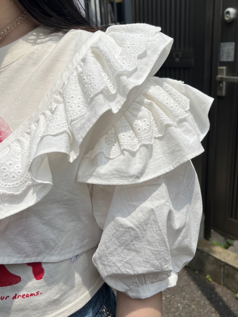 ホワイト系のTシャツ/カットソー、シルバー系のハンドバッグ、ホワイト系のシャツ/ブラウスを着用したレディースの春コーディネートの5枚目の写真