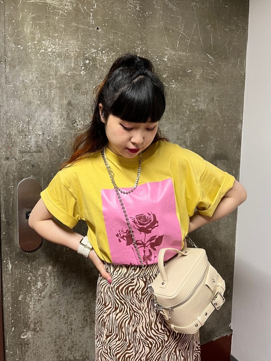 ブラック系のブーツ、ホワイト系のショルダーバッグ、その他のスカートを着用したレディースの春コーディネートの7枚目の写真