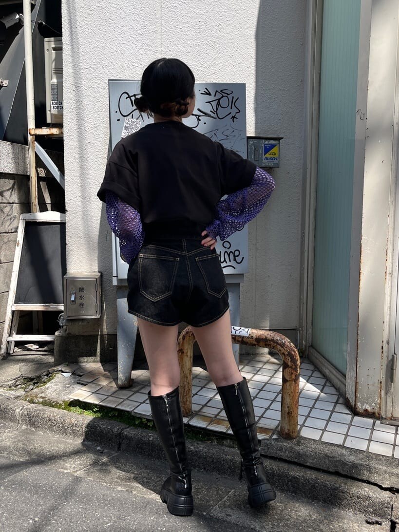 ブラック系のTシャツ/カットソー、ブラック系のブーツ、ブラック系のデニムパンツを着用したレディースの春コーディネートの3枚目の写真