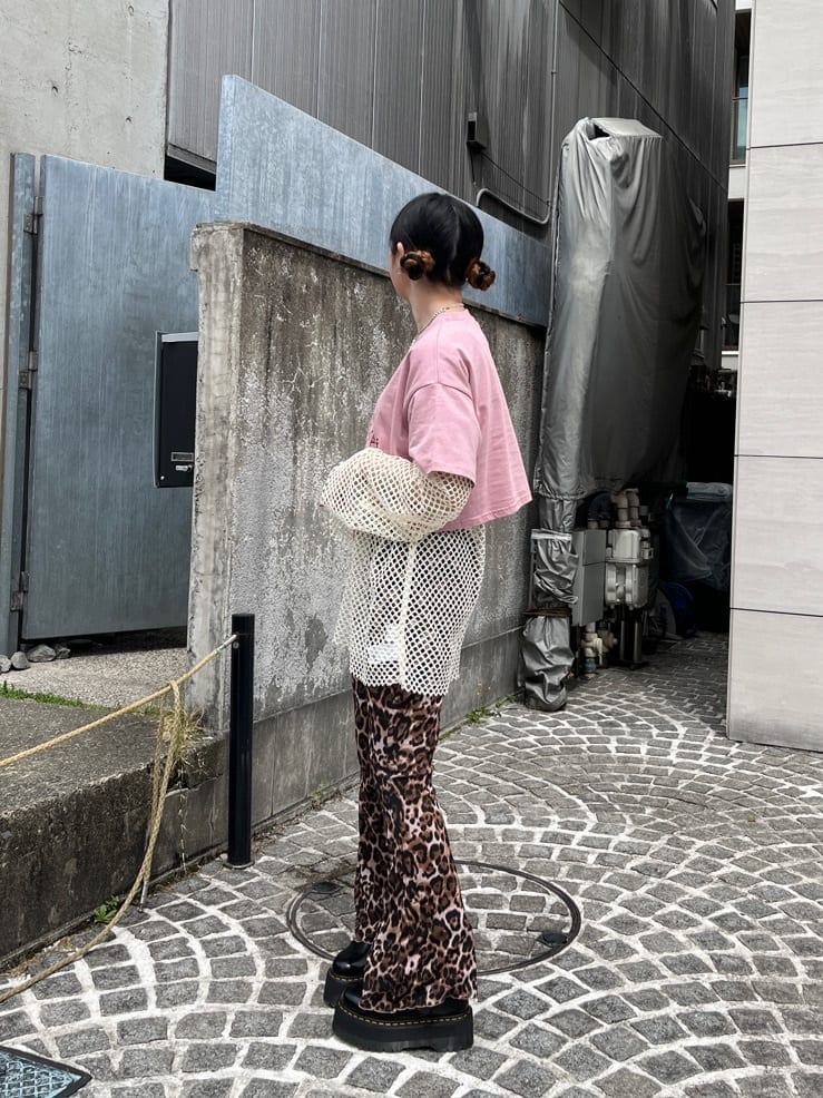 その他のその他パンツ、ホワイト系のTシャツ/カットソー、ブラック系のその他シューズを着用したレディースの春コーディネートの3枚目の写真