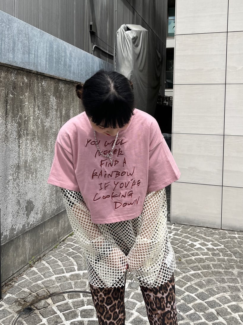 その他のその他パンツ、ホワイト系のTシャツ/カットソー、ブラック系のその他シューズを着用したレディースの春コーディネートの5枚目の写真