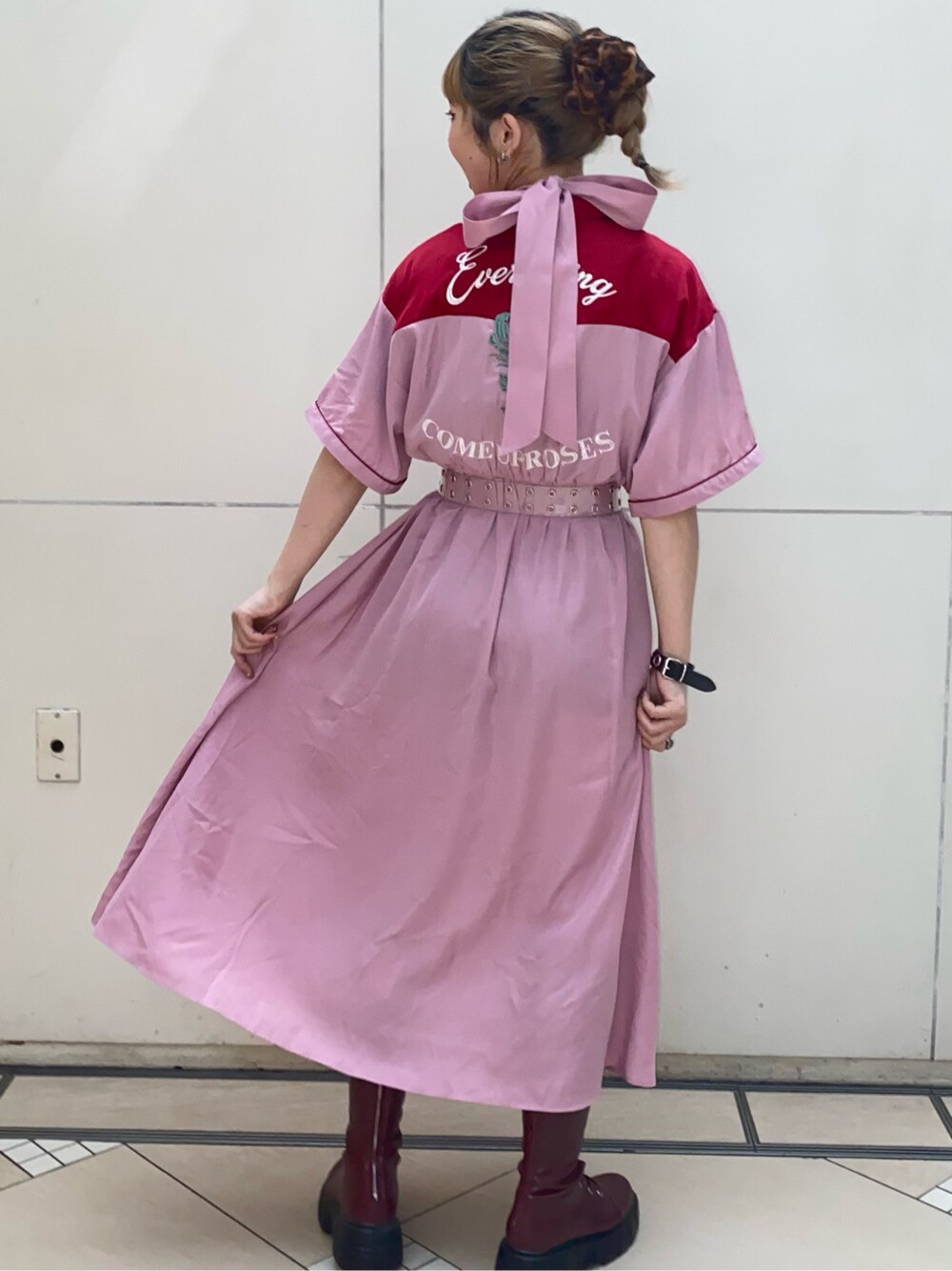 ピンク系のワンピースを着用したレディースの春コーディネートの2枚目の写真