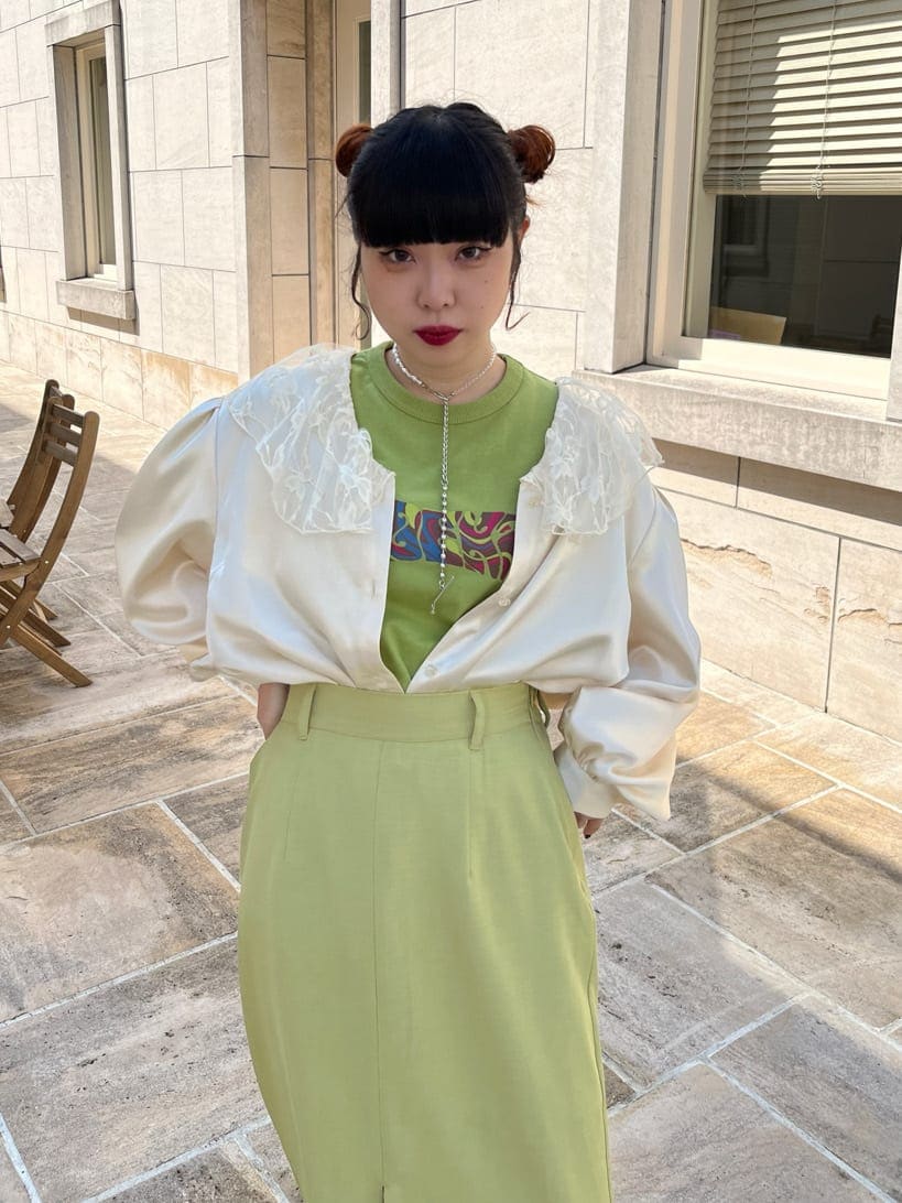 レッド系のブーツ、ホワイト系のシャツ/ブラウス、グリーン系のスカートを着用したレディースの春コーディネートの4枚目の写真