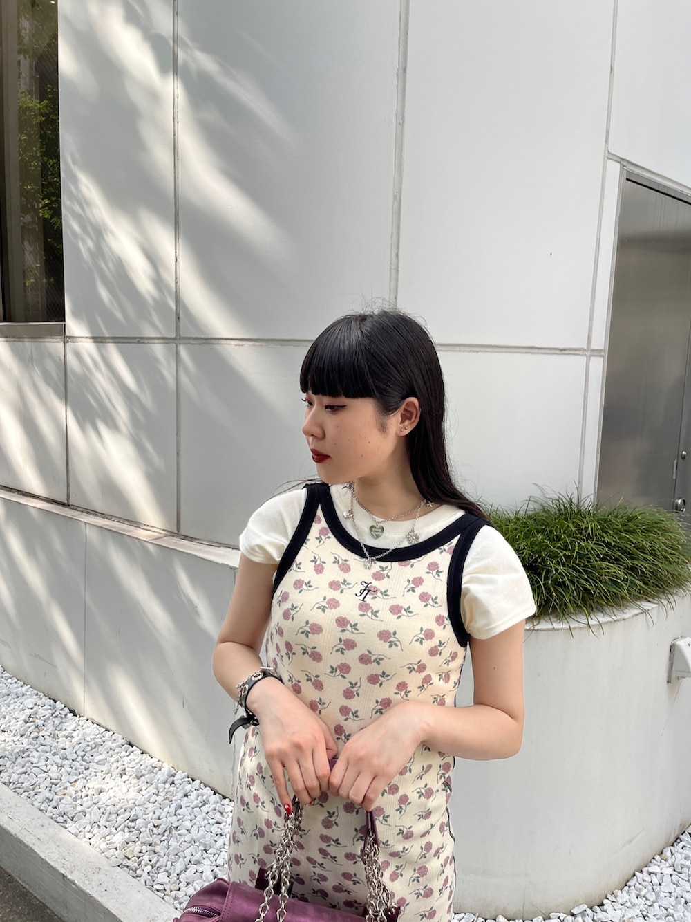 ホワイト系のワンピース、ブラック系のハンドバッグ、ホワイト系のタンクトップを着用したレディースの夏コーディネートの3枚目の写真