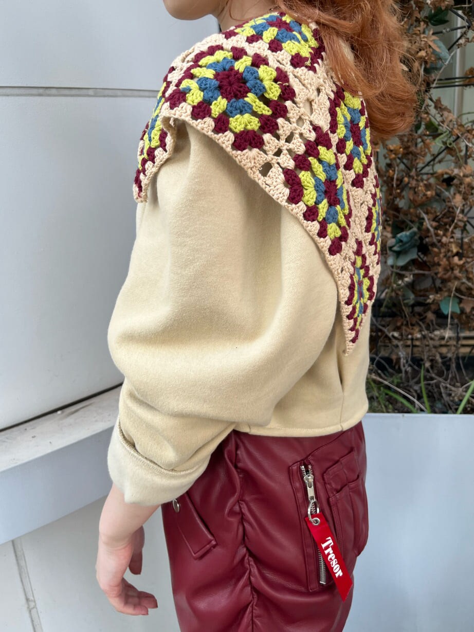 レッド系のスカート、ベージュ系のスウェットを着用したレディースの秋コーディネートの4枚目の写真