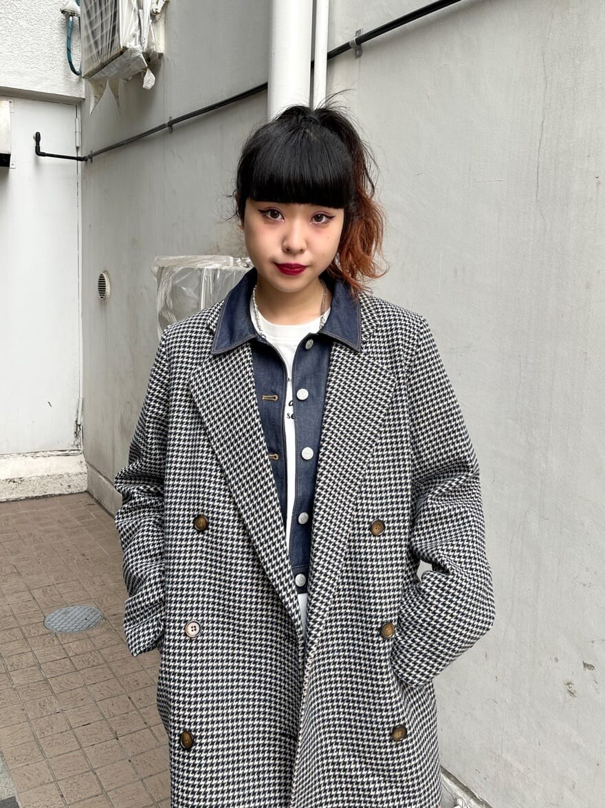 ブラック系のブーツ、ブルー系のテーラードジャケット、ブルー系のワンピースを着用したレディースの夏コーディネートの2枚目の写真