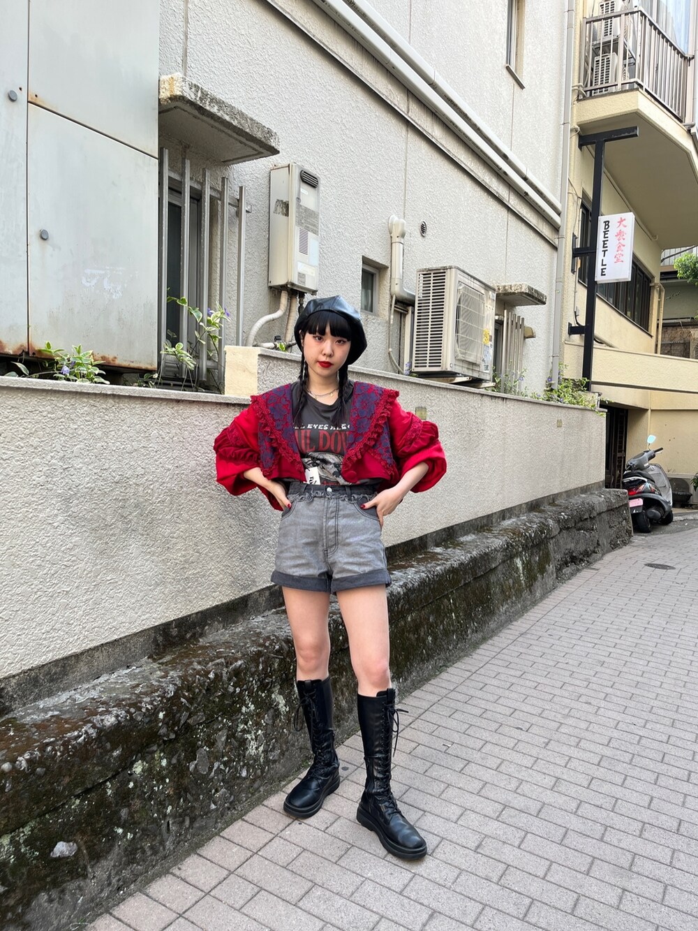 ブラック系のブーツ、ブルー系のデニムパンツ、ブラック系のTシャツ/カットソーを着用したレディースの春コーディネートの2枚目の写真