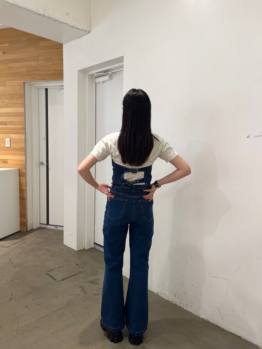 ブルー系のつなぎ/オールインワン、ホワイト系のTシャツ/カットソー、その他のサンダルを着用したレディースの春コーディネートの7枚目の写真