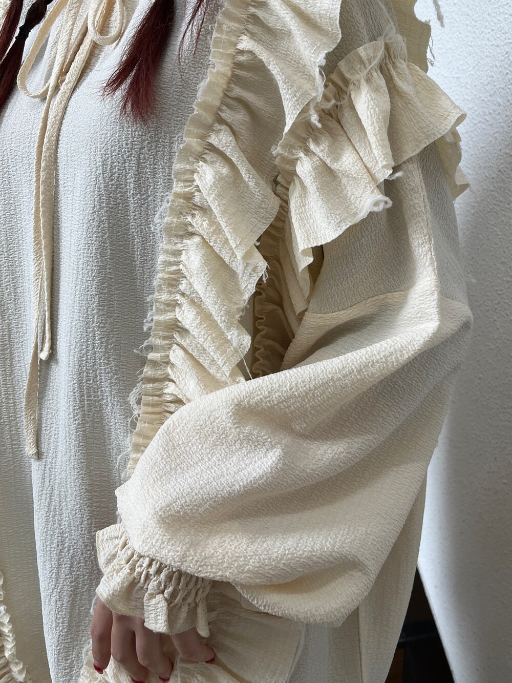 ブラック系のブーツ、ホワイト系のシャツ/ブラウス、ブラック系のデニムパンツを着用したレディースの冬コーディネートの7枚目の写真