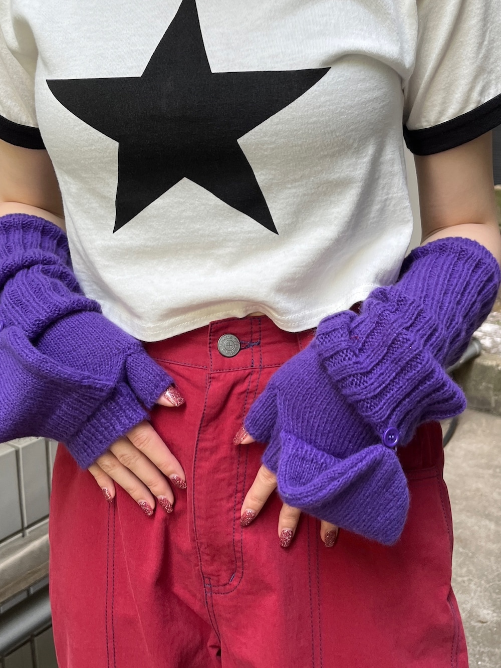 ホワイト系のTシャツ/カットソー、レッド系のその他パンツ、ブラック系のその他シューズを着用したレディースの春コーディネートの6枚目の写真