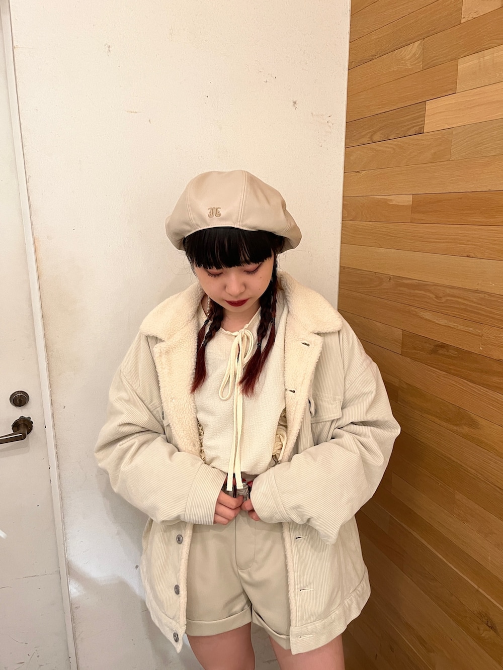 ホワイト系のシャツ/ブラウス、ホワイト系のブーツ、ホワイト系のその他アウターを着用したレディースの冬コーディネートの6枚目の写真