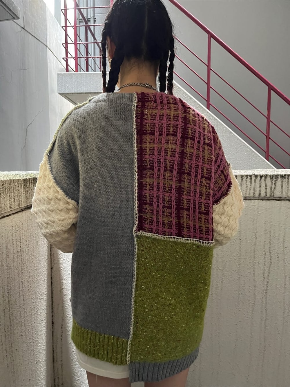 ホワイト系のTシャツ/カットソー、グレー系のカーディガン/ボレロを着用したレディースの秋コーディネートの7枚目の写真