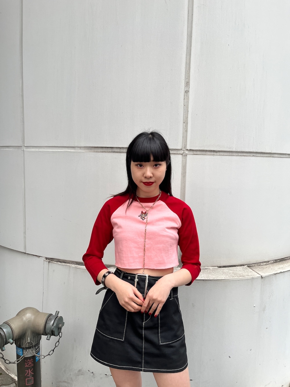 ブラック系のTシャツ/カットソー、ピンク系のTシャツ/カットソー、ブラック系のブーツを着用したレディースの冬コーディネートの5枚目の写真