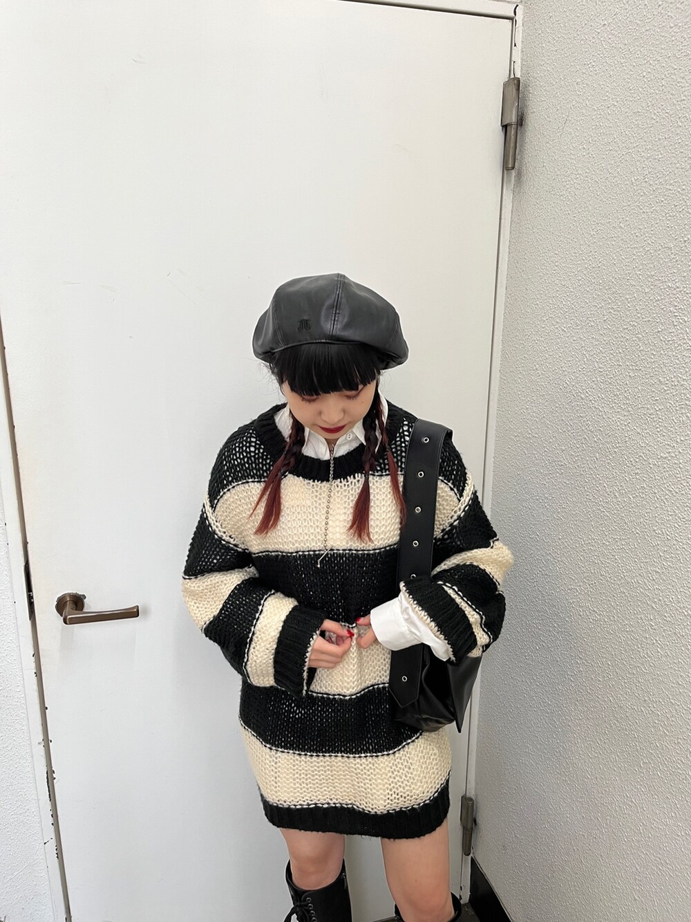 ホワイト系のシャツ/ブラウス、ブラック系のニット/セーター、ブラック系のハンチング/ベレー帽を着用したレディースの冬コーディネートの5枚目の写真