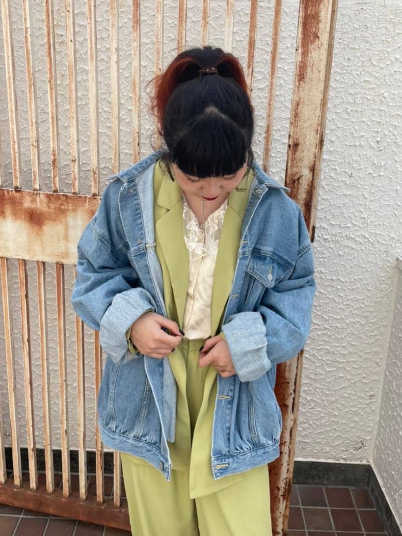 グリーン系のスラックス、ホワイト系のシャツ/ブラウス、グリーン系のテーラードジャケットを着用したレディースの春コーディネートの4枚目の写真