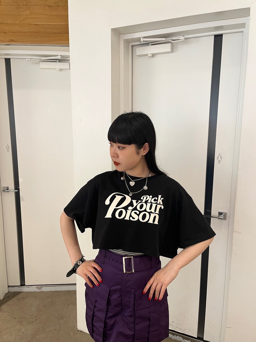 ピンク系のその他パンツ、ブラック系のその他シューズ、ブラック系のTシャツ/カットソーを着用したレディースの夏コーディネートの6枚目の写真