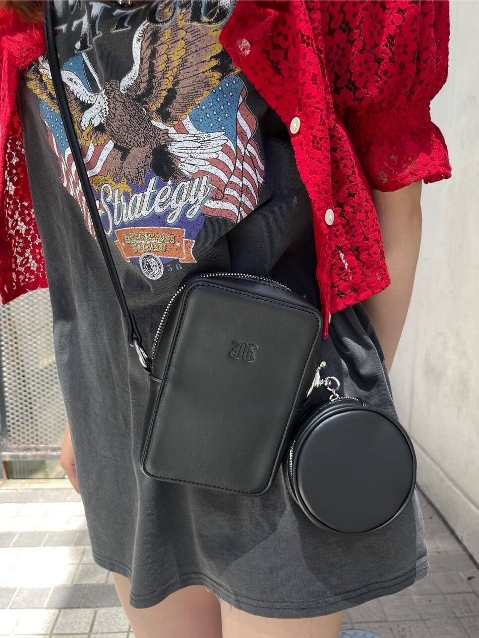 ブラック系のブーツ、ブラック系のデニムパンツ、レッド系のシャツ/ブラウスを着用したレディースの夏コーディネートの5枚目の写真