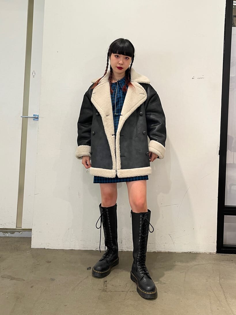 ホワイト系のブルゾン、ブルー系のワンピースを着用したレディースの秋コーディネートの3枚目の写真