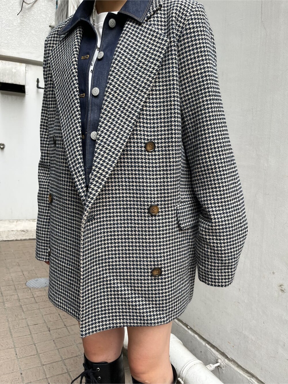 ブラック系のブーツ、ブルー系のテーラードジャケット、ブルー系のワンピースを着用したレディースの夏コーディネートの5枚目の写真