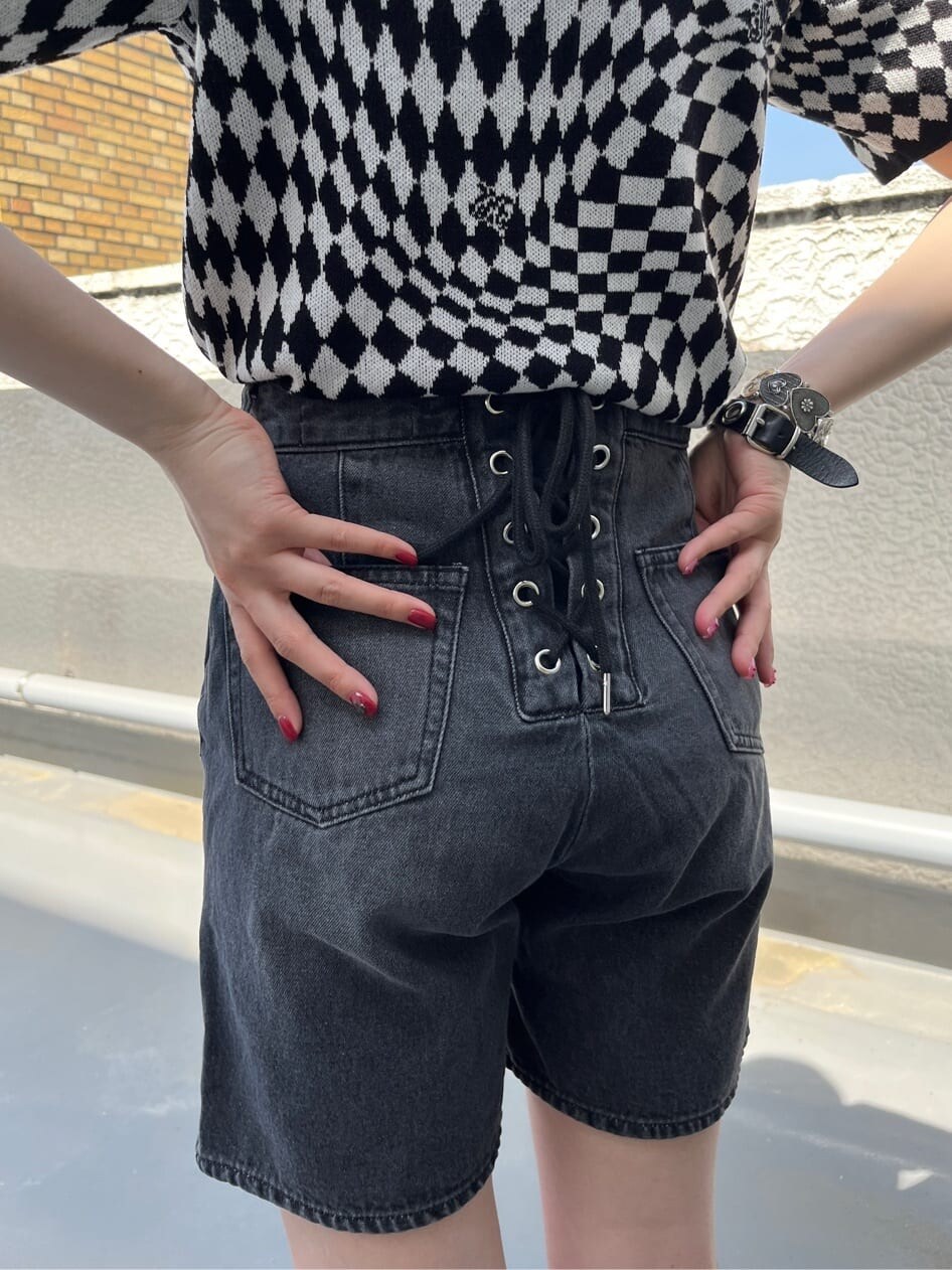 ブラック系のブーツ、ブラック系のニット/セーター、ブラック系のデニムパンツを着用したレディースの春コーディネートの5枚目の写真