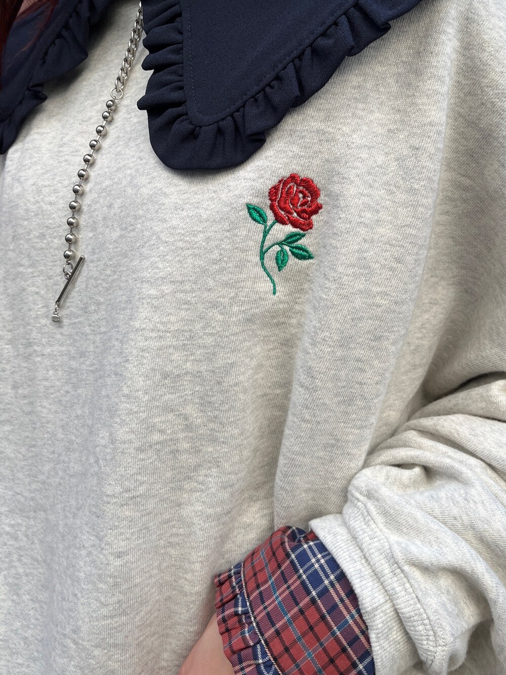 グレー系のTシャツ/カットソー、ブルー系のワンピース、ブラック系のブーツを着用したレディースの秋コーディネートの8枚目の写真