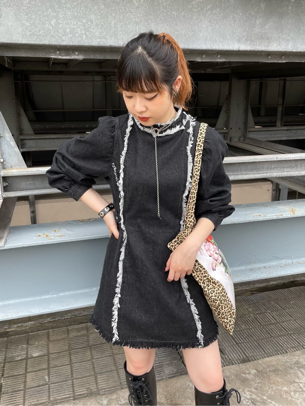 ブラック系のワンピース、ベージュ系のトートバッグを着用したレディースの秋コーディネートの2枚目の写真