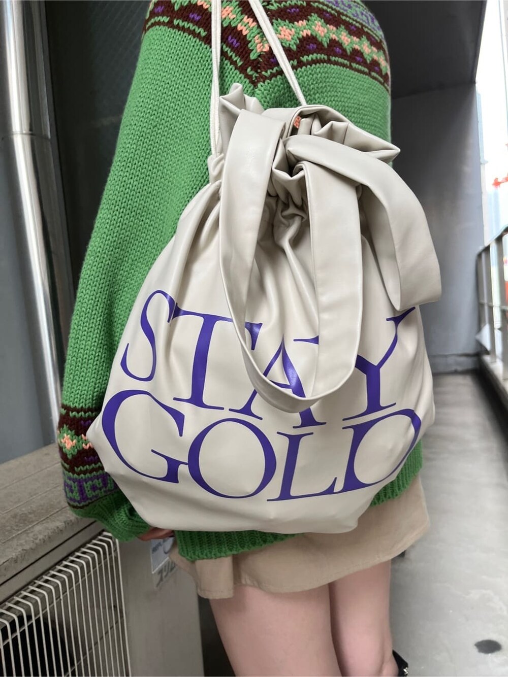 ブラック系のブーツ、ホワイト系のバックパック/リュック、ホワイト系のその他パンツを着用したレディースの夏コーディネートの7枚目の写真