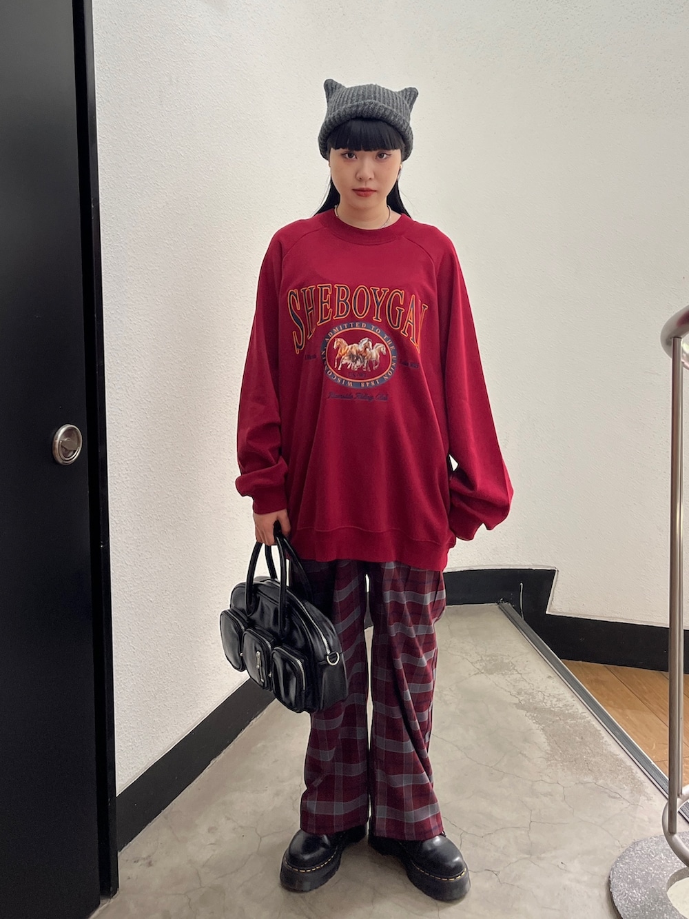 レッド系のスウェット、レッド系のその他パンツ、ブラック系のその他シューズを着用したレディースの秋コーディネートの2枚目の写真