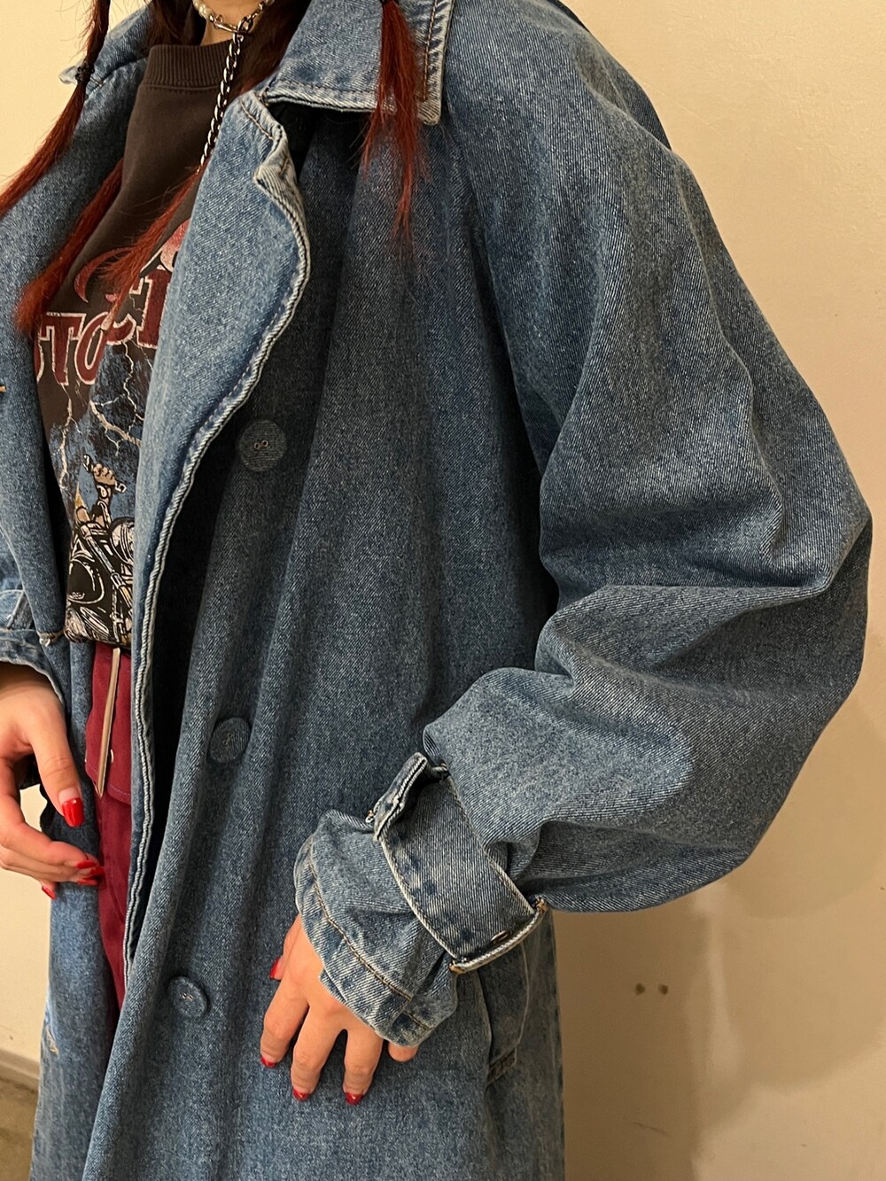 レッド系のその他パンツ、ブラック系のTシャツ/カットソー、ブルー系のトレンチコートを着用したレディースの冬コーディネートの5枚目の写真