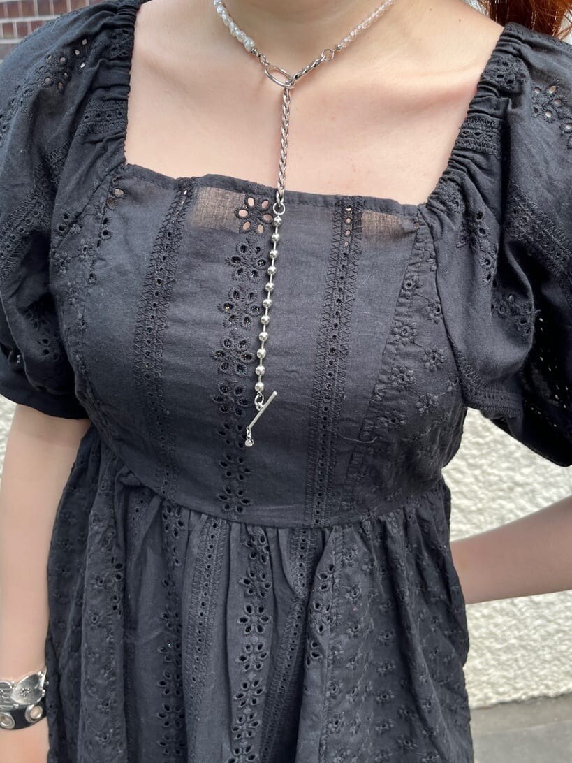 その他のその他パンツ、ブラック系のシャツ/ブラウス、シルバー系のネックレスを着用したレディースの春コーディネートの5枚目の写真