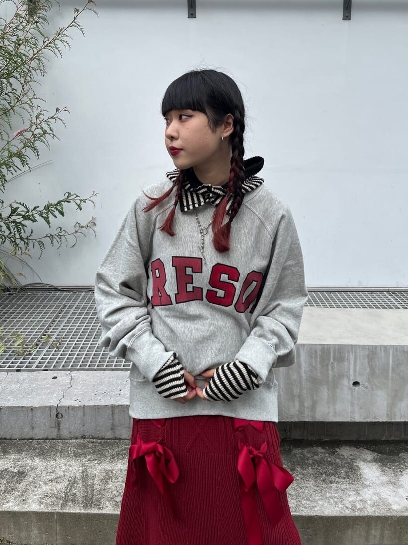 レッド系のスカート、グレー系のスウェット、ホワイト系のニットキャップ/ビーニーを着用したレディースの秋コーディネートの2枚目の写真