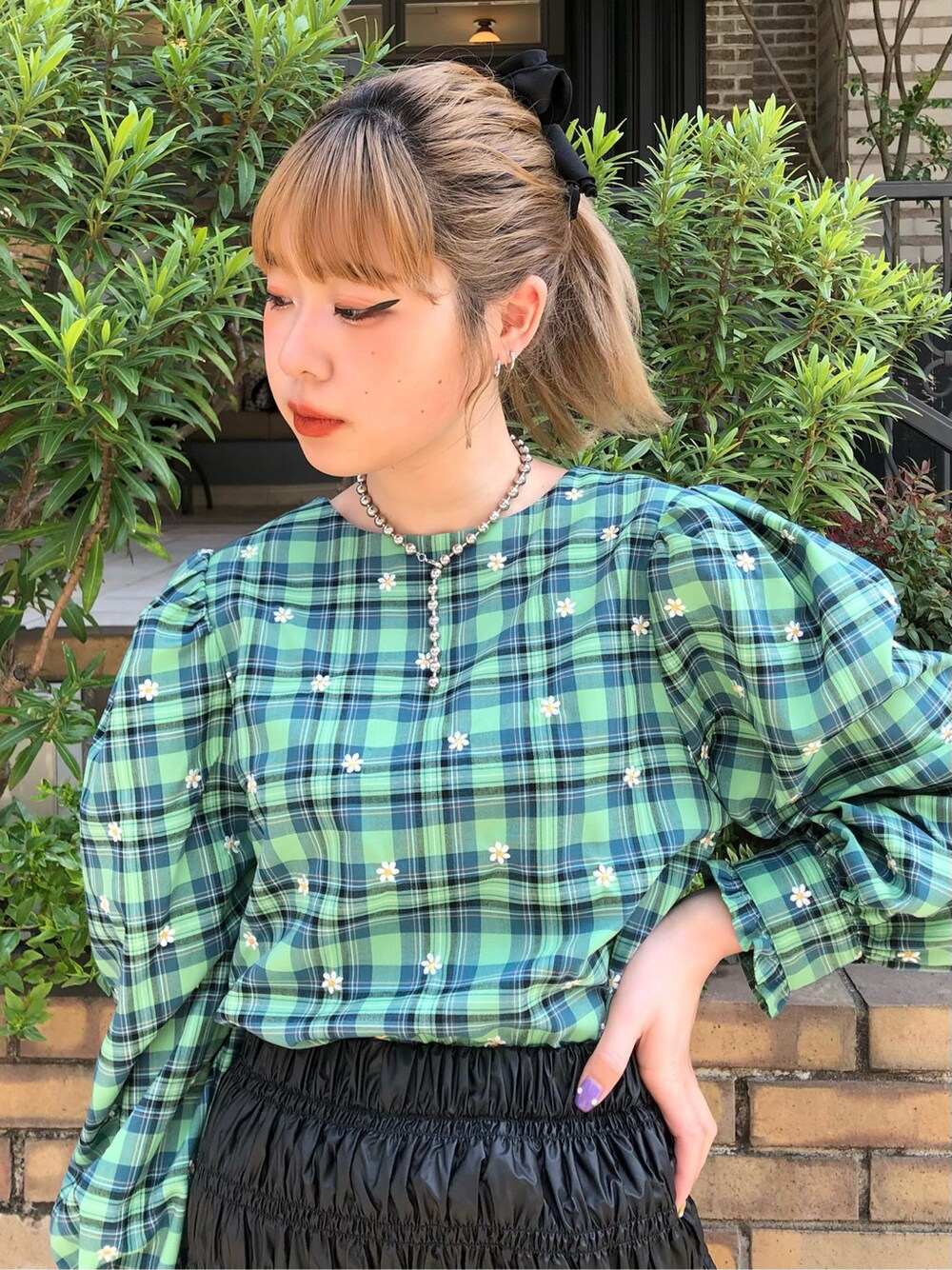 グリーン系のシャツ/ブラウス、ブラック系のスカートを着用したレディースの春コーディネートの4枚目の写真