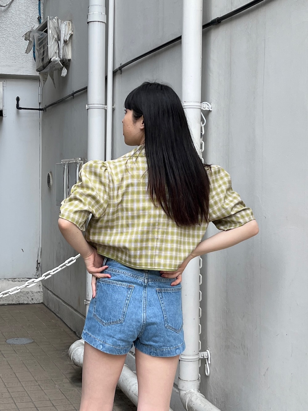 ブルー系のデニムパンツ、ホワイト系のTシャツ/カットソー、グリーン系のテーラードジャケットを着用したレディースの春コーディネートの9枚目の写真