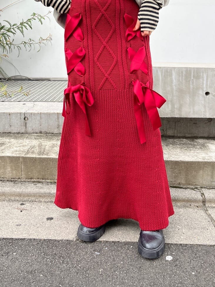 レッド系のスカート、グレー系のスウェット、ホワイト系のニットキャップ/ビーニーを着用したレディースの秋コーディネートの4枚目の写真