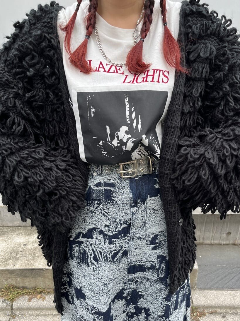 ブルー系のデニムスカート、ホワイト系のTシャツ/カットソー、ブラック系のカーディガン/ボレロを着用したレディースの秋コーディネートの6枚目の写真