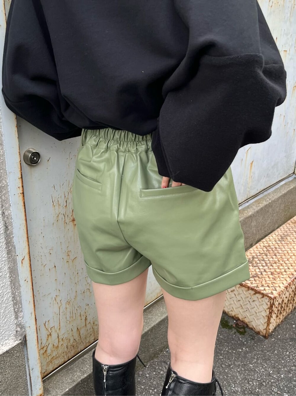 グリーン系のその他パンツ、ブラック系のTシャツ/カットソーを着用したレディースの秋コーディネートの5枚目の写真